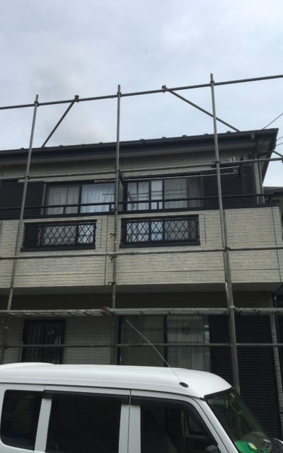 千葉県八千代市にて外壁塗装工事の足場立て作業！