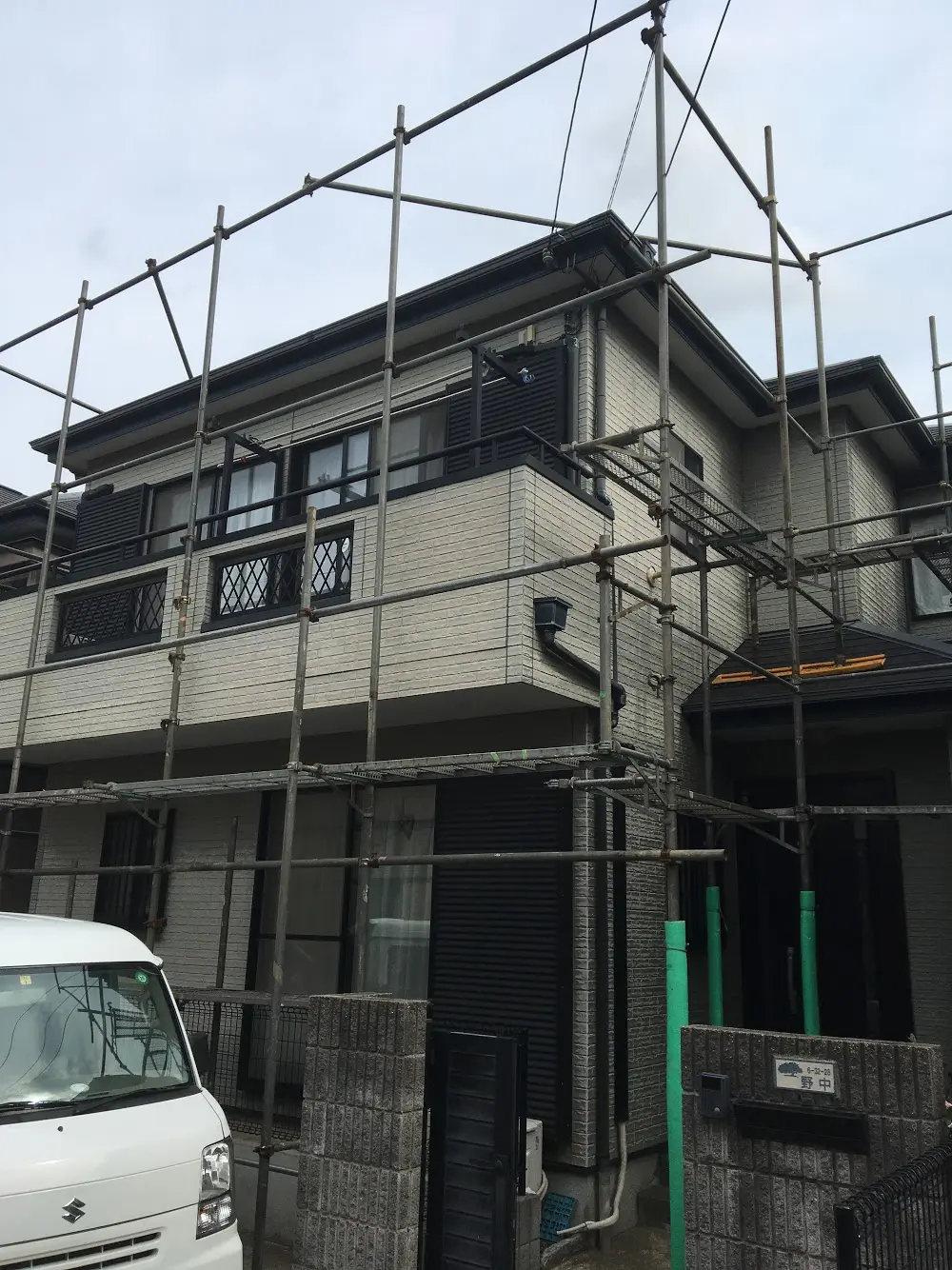 千葉県四街道市にて外壁塗装の為の足場立て作業 千葉県千葉市 外壁塗装 屋根塗装 株 四葉建装