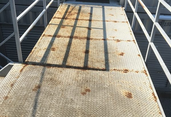 千葉県千葉市花見区　鉄骨階段塗装　ケレン作業　目粗し