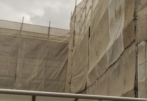 千葉県千葉市美浜区　外壁塗装　集合住宅　足場設置　飛散防止ネット　雨の日の施工
