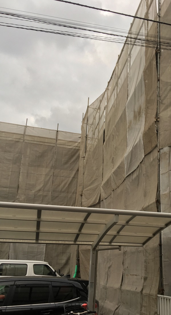 千葉県千葉市美浜区　外壁塗装　集合住宅　足場設置　飛散防止ネット　雨の日の施工