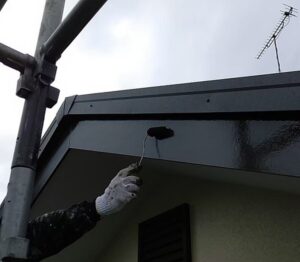 千葉県成田市　H様邸　屋根重ね葺き工事　外壁塗装　破風板塗装　塗装はDIYできる　写真付き塗装の工程 (3)