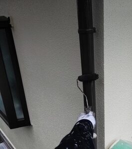 千葉県成田市　H様邸　屋根重ね葺き工事　外壁塗装　縦樋塗装　雨樋の役割　塗装の工程 (2)