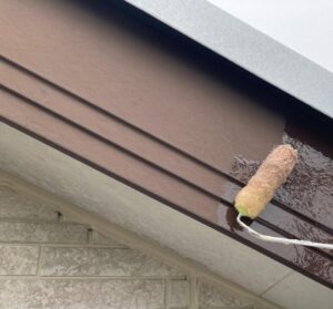 千葉県習志野市　T様邸　屋根塗装・外壁塗装　破風板塗装の様子をご紹介します! (4)