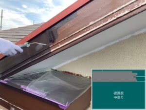 千葉県四街道市　O様邸　外壁塗装　破風板・中塗り、上塗り（1）