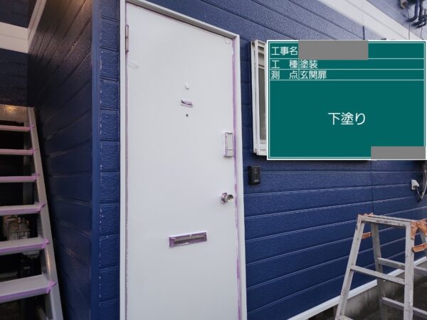 千葉県四街道市　アパート　外壁塗装工事　玄関扉　下塗り～中塗り