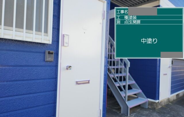 千葉県四街道市　アパート　外壁塗装工事　玄関扉　下塗り～中塗り