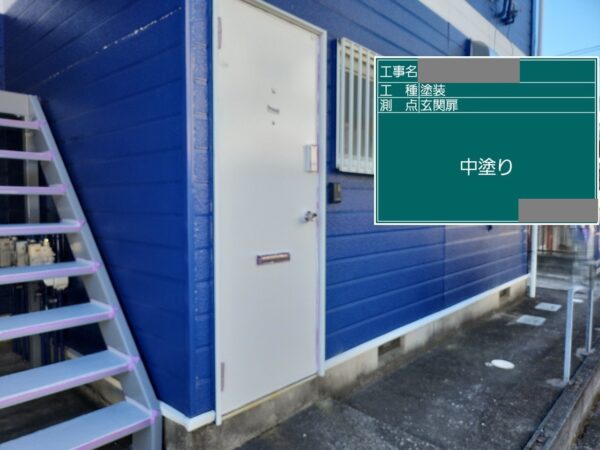 千葉県四街道市　アパート　外壁塗装工事　玄関扉　下塗り～中塗り