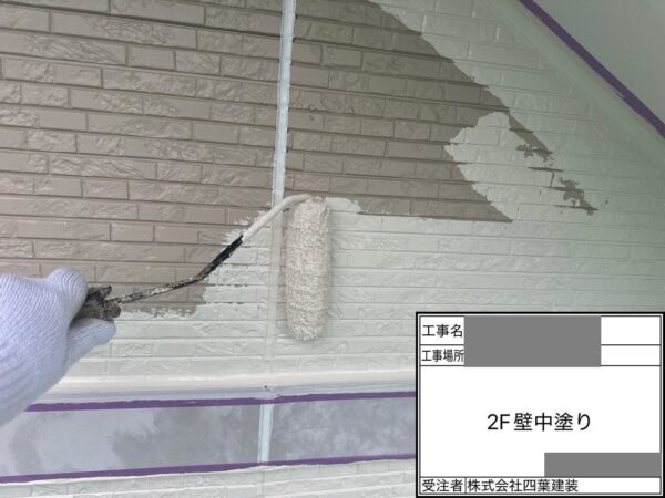 千葉県千葉市中央区　S様邸　外壁塗装工事　2階壁　中塗り～上塗り　ツートンカラーのメリットとは？
