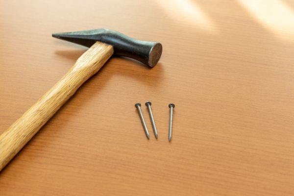棟板金の釘浮きはなぜ起こる？原因や補修しなかった場合のトラブルについて紹介