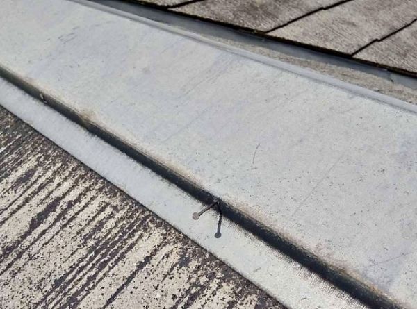 棟板金の釘浮きはなぜ起こる？原因や補修しなかった場合のトラブルについて紹介