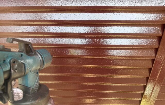 千葉県千葉市若葉区　N様邸　外壁塗装工事　雨戸塗装　吹き付け塗装のメリットってなに？