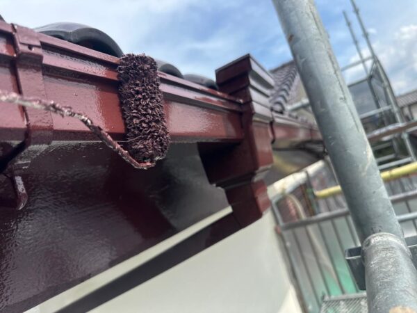 千葉県千葉市若葉区 N様邸 外壁塗装工事 軒樋塗装 ケレン~塗装をおこないました!