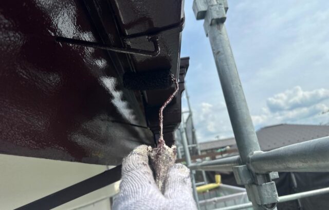 千葉県千葉市若葉区 N様邸 外壁塗装工事 軒樋塗装 ケレン~塗装をおこないました!