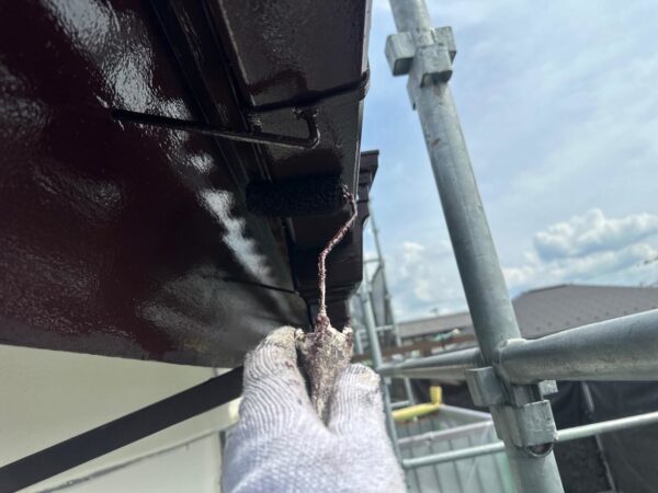 千葉県千葉市若葉区 N様邸 外壁塗装工事 軒樋塗装 ケレン~塗装をおこないました!