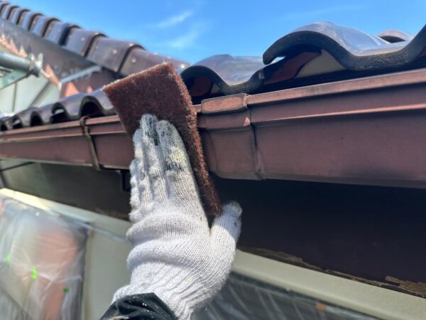 千葉県千葉市若葉区 N様邸 外壁塗装工事 軒樋塗装 ケレン~塗装をおこないました!