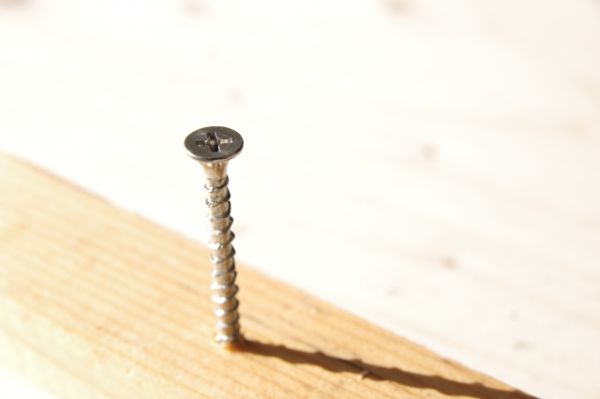 棟板金の釘浮きはなぜ起こる？原因や補修しなかった場合のトラブルについて紹介