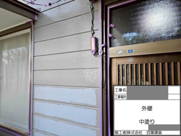 千葉県千葉市緑区　Ｓ様邸　外壁塗装工事　塗膜に厚みをつけるために中塗り塗装をおこないました！