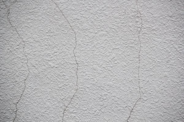モルタル外壁にひび割れが発生したら?補修方法や注意点について