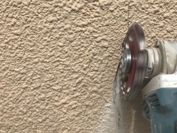 モルタル外壁にひび割れが発生したら?補修方法や注意点について