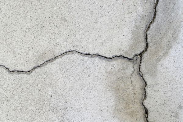 モルタル外壁にひび割れが発生したら?補修方法や注意点について