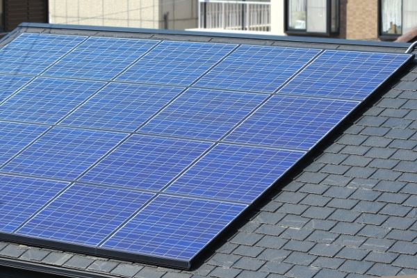 太陽光パネルがある屋根を塗装するには?施工方法や注意点を解説