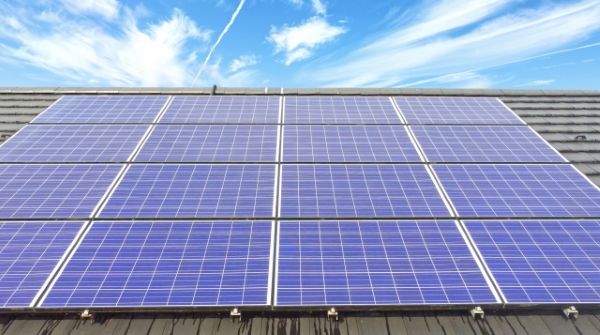 太陽光パネルがある屋根を塗装するには?施工方法や注意点を解説