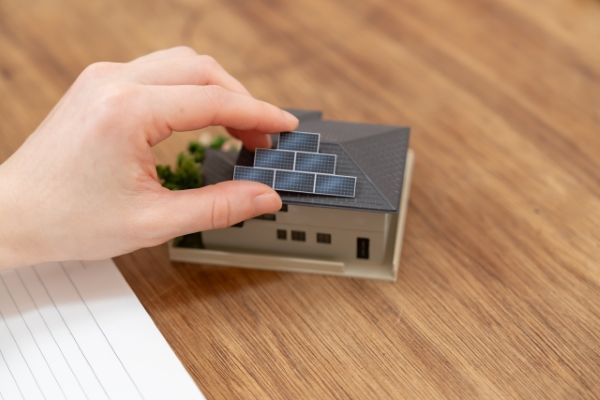 太陽光パネルがある屋根を塗装するには?施工方法や注意点を解説