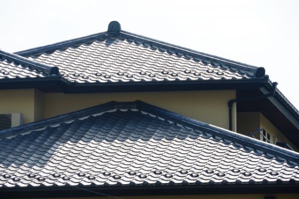 谷板金とは?役割や雨漏りしやすい理由、メンテナンス方法を解説