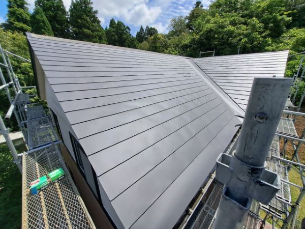 谷板金とは?役割や雨漏りしやすい理由、メンテナンス方法を解説
