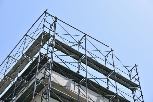 梅雨時期でも外壁塗装はできる?注意点とメリット、成功させるための業者選び