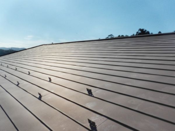 ガルバリウム鋼板とは?屋根・外壁に選ばれる理由と注意点